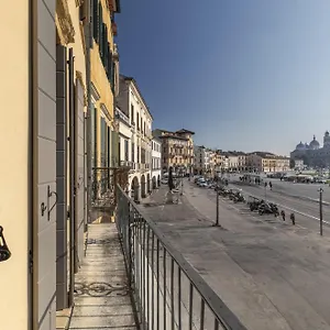 palazzo-carpe-diem-prato-della-valle.hotelinveneto.com/
